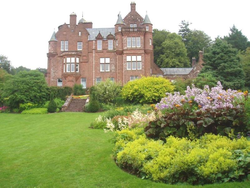 THREAVE GARDENS