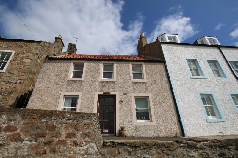 11 Bruce’s Wynd, Pittenweem, principal elevation, looking north during daytime with blue sky. 