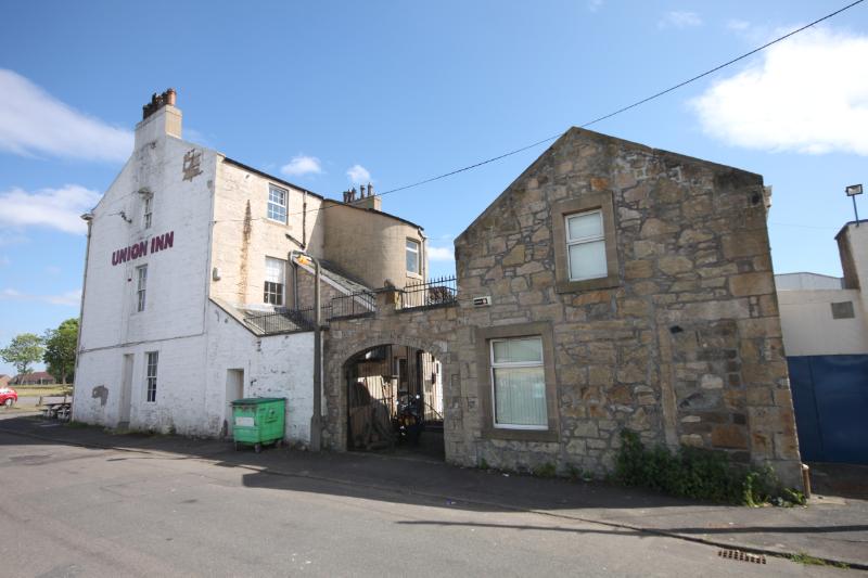 Union Inn at Camelon, Forth and Clyde Canal, south elevation, looking north, during daytime on a sunny day