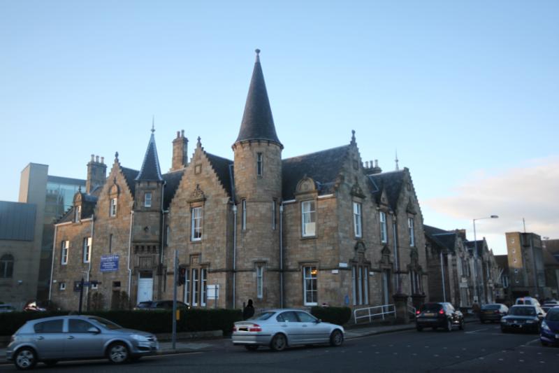  Former Falkirk Sheriff Court, 1 Hope Street, Falkirk, looking northwest on sunny day with blue sky.