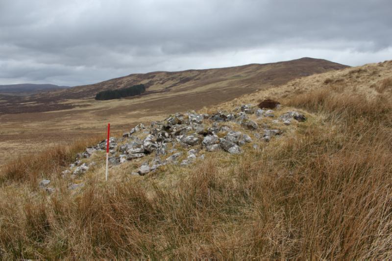 Cnoc Bad na Cleithe, chambered cairn, looking west, during daytime, on overcast day.