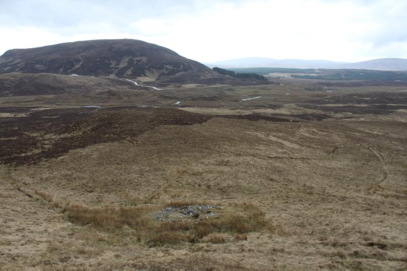 Cnoc Bad na Cleithe, chambered cairn, looking southeast, during daytime on overcast day.