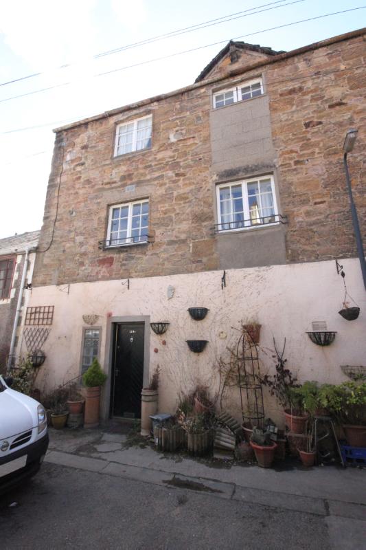 118A High Street from Robertson’s Close, looking west during daytime.