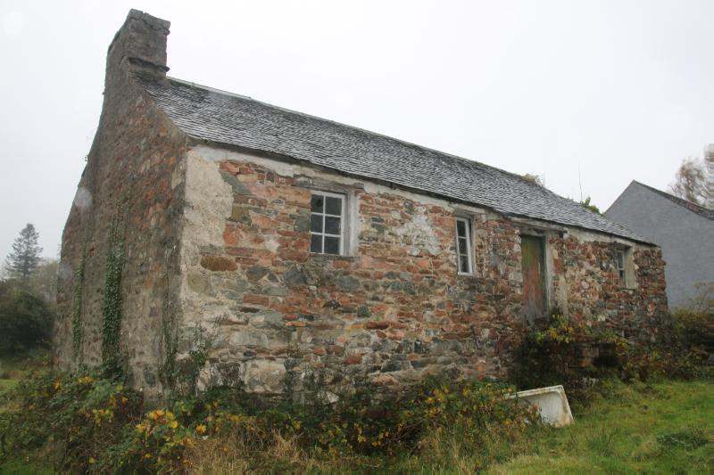 Shore House, Bonawe, north elevation of east/west aligned row, looking south on an overcast day.