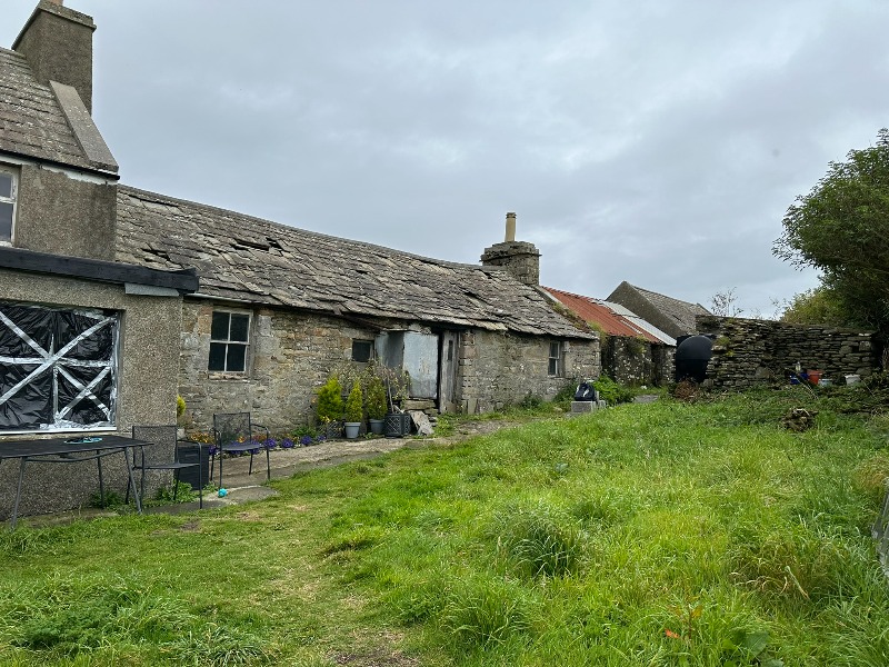Bu (Bow) Old Farmhouse with byre and barn to right. The excluded 20th century two-storey farmhouse addition is partially visible to the left.