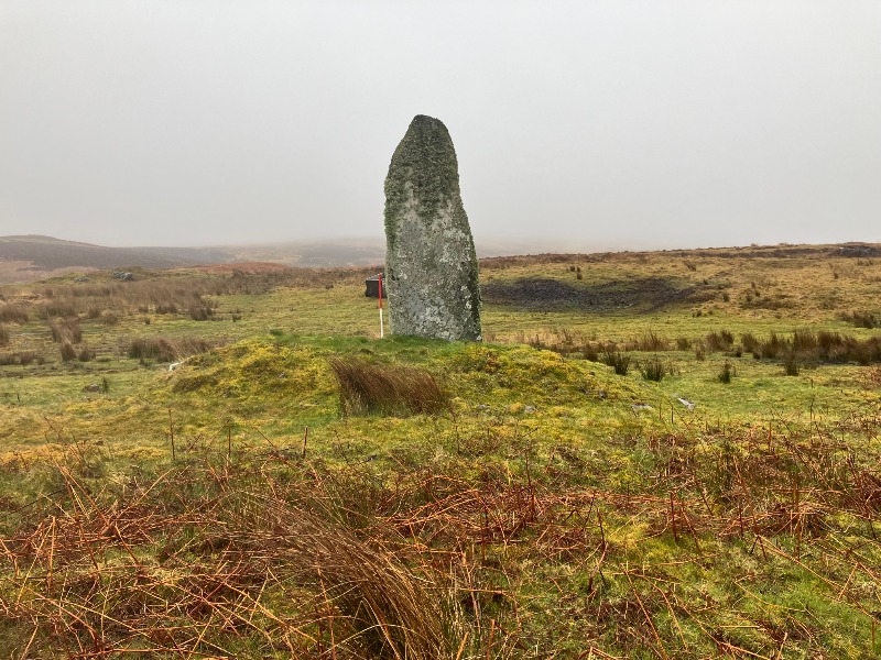 Standing stone, 570m N of Camas-an-Staca, Jura / Tursa, 570m T air Camas an Staca, Diùra (SM13817) looking east with heavy cloud cover.